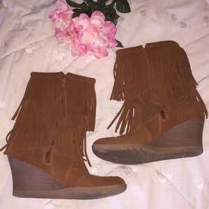 Minnetonka 2-Layer Fringe Boots